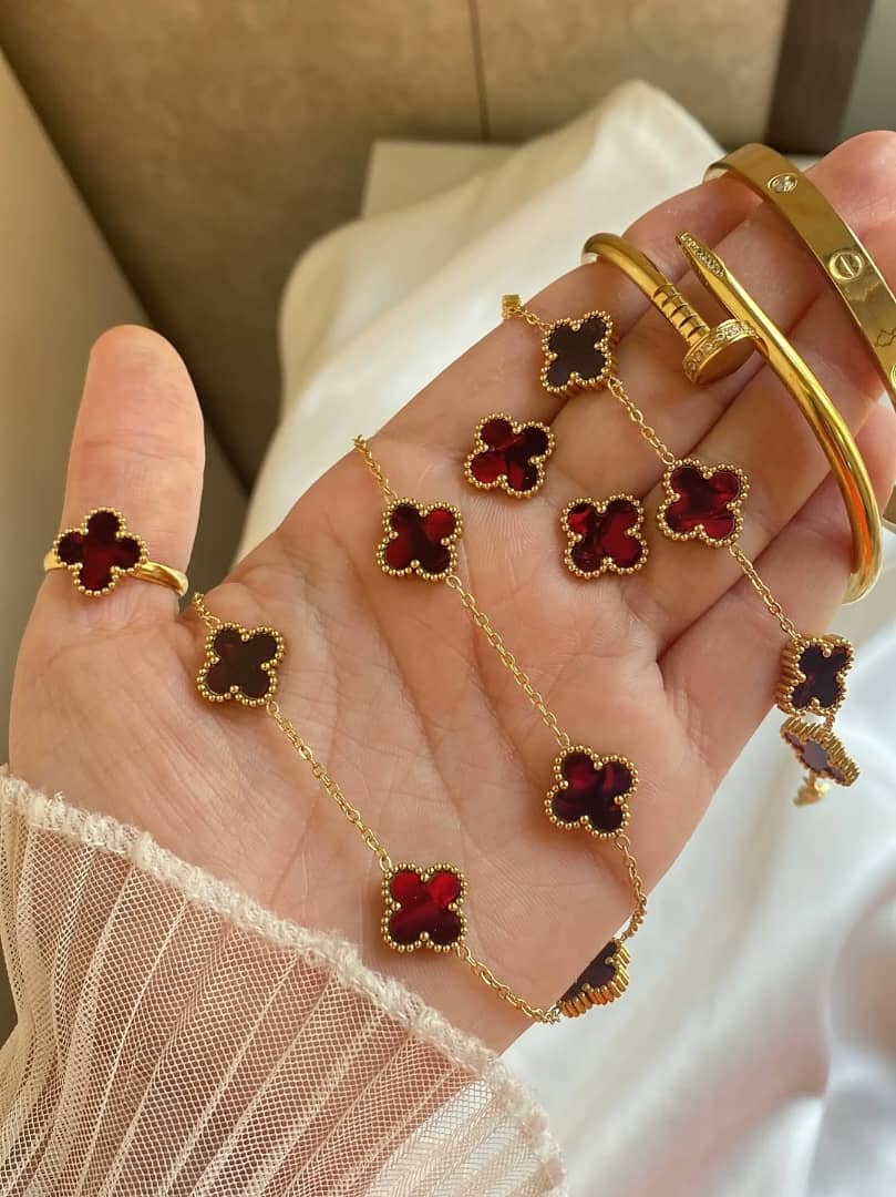 قلائد واساور